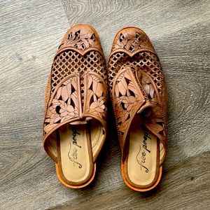 FREE PEOPLE DETAILED MULES WITH SMALL WOODEN HEAL 🍂